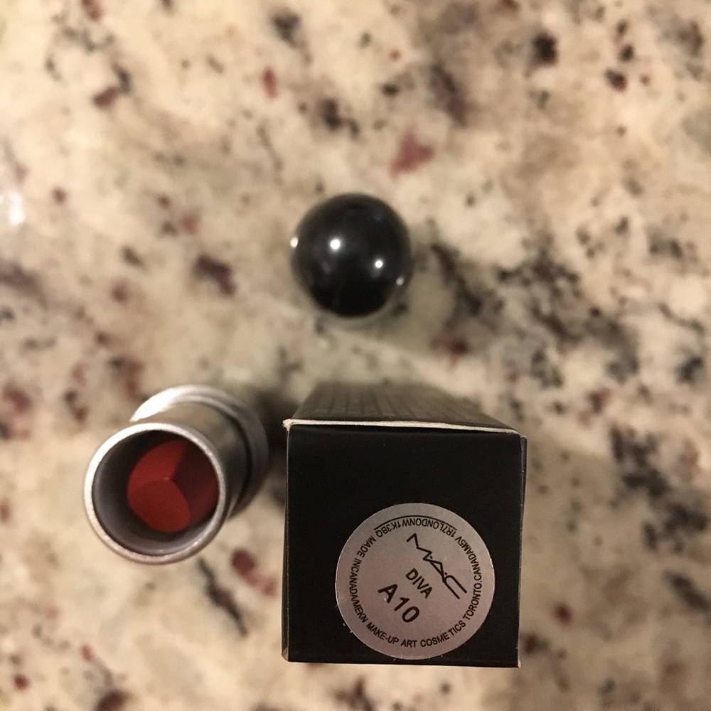 Women’s matte lipstick